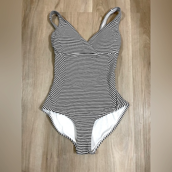 Super cute striped NIP TUCK bathing suit with cutout peekaboo back. - Picture 2 of 11